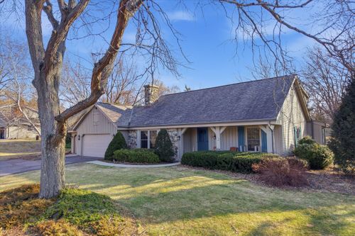 7453 Devonshire Dr, Cedarburg, WI, 53012-8841 | Card Image