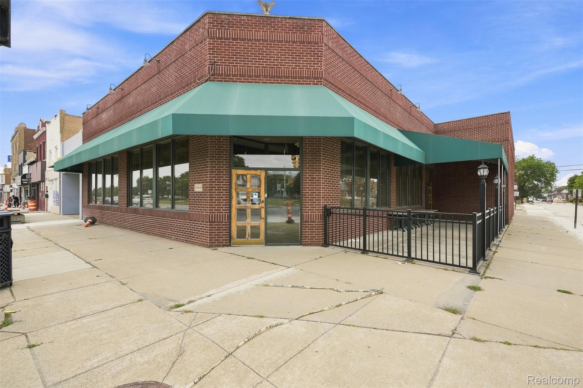 Commercial Lease in Lincoln Park 2