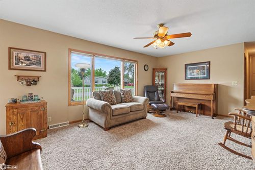 204 Bohen St, Marshalltown, IA, 50158-5938 | Card Image