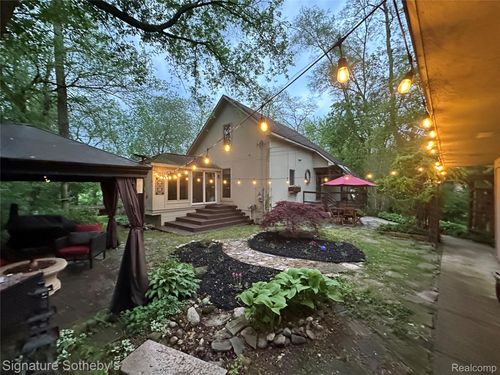 4945 Whitlow Ct, Commerce Twp, MI, 48382-2642 | Card Image