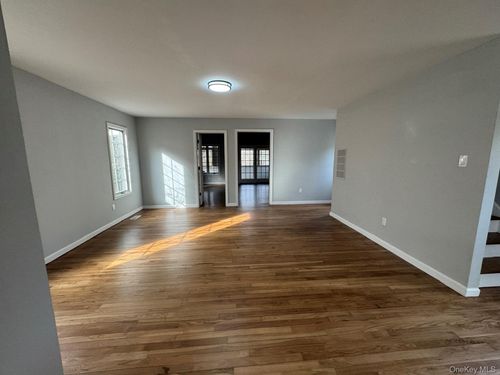 10 Woodland Ln, Huntington, NY, 11743-6715 | Card Image