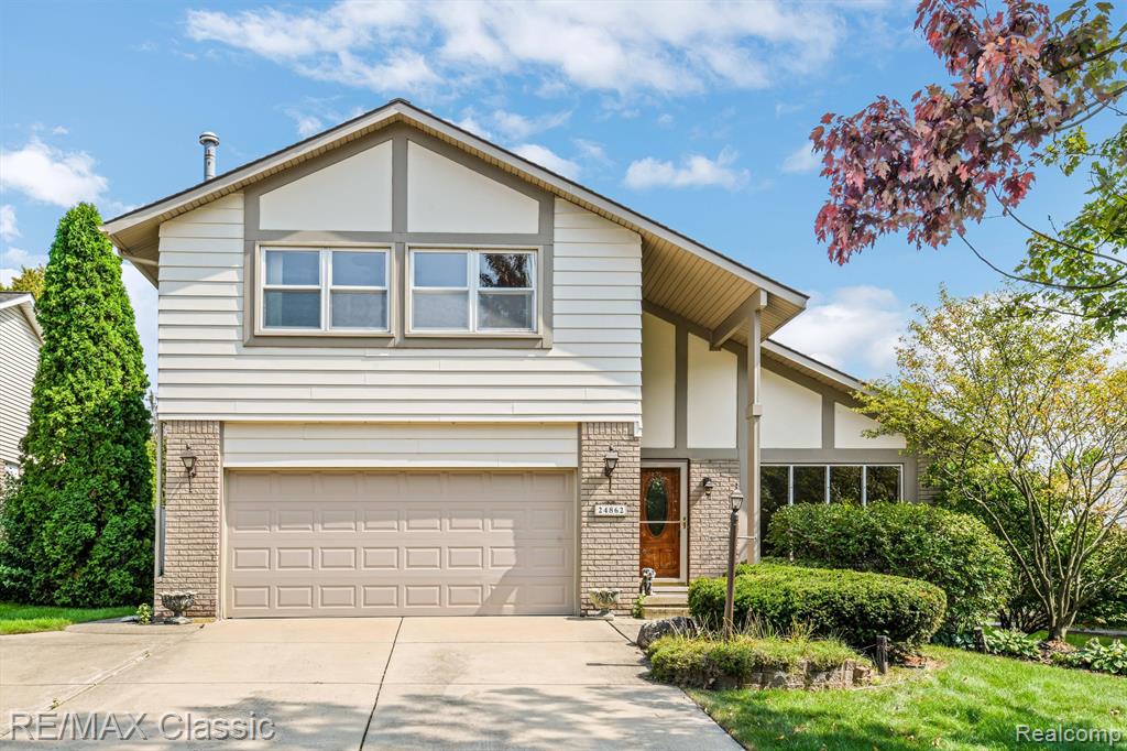 Apple Crest Dr, Novi, MI 48375