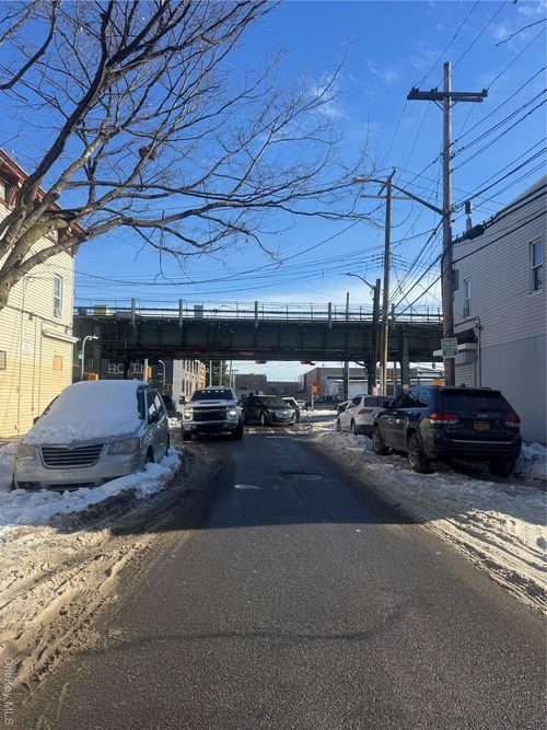 690 240th St, Bronx, NY, 10470-1525 | Card Image