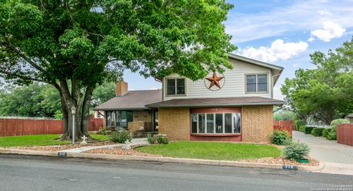 318 Broadmoor Dr, Fredericksburg, TX, 78624-2707 | Card Image