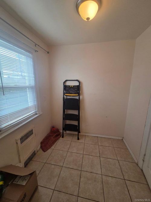 42 Sunset Dr, Hempstead, NY, 11550-4716 | Card Image