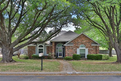 613 Regina Dr, Hewitt, TX, 76643-3910 | Card Image