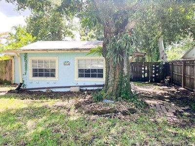 988 Sw 34th Terrace, House other with 2 bedrooms, 1 bathrooms and null parking in Palm City FL | Image 2