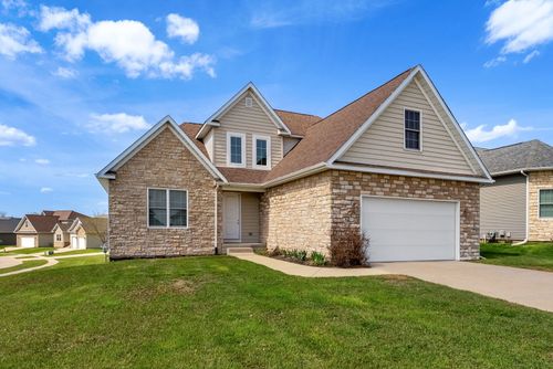 92 Cobblestone Ln, Le Claire, IA, 52753-9249 | Card Image