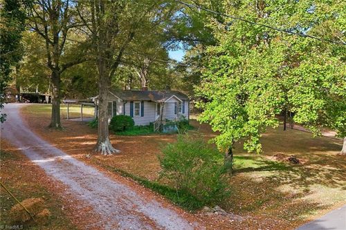 119 Sunset Dr, Taylorsville, NC, 28681-2063 | Card Image