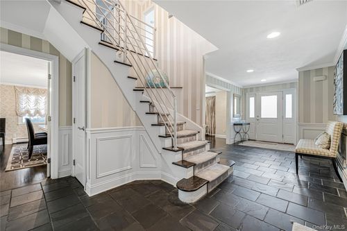 18 Woodland Rd, Roslyn, NY, 11576-1434 | Card Image