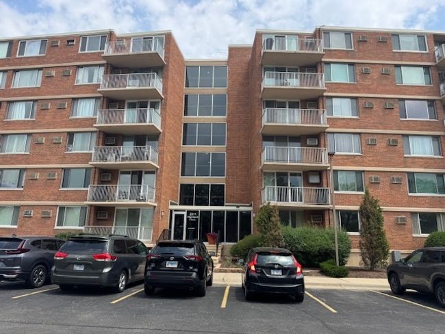 APT-4C - 2211 S Highland Ave, Condo with 2 bedrooms, 2 bathrooms and 2 parking in Lombard IL | Image 5
