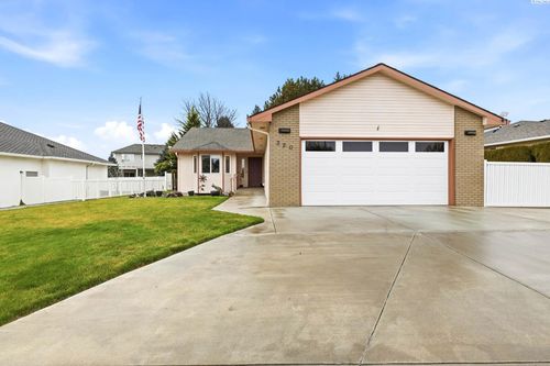 320 W Canyon Lakes Dr, Kennewick, WA, 99337-2569 | Card Image