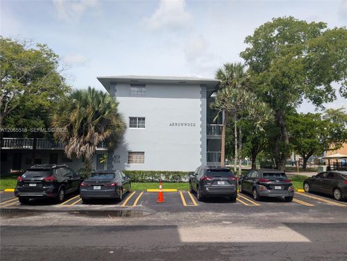 305-900 Tallwood Ave, Hollywood, FL, 33021-7972 | Card Image