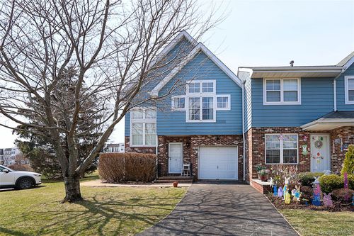 20-22 Broadlawn Dr, Central Islip, NY, 11722-4613 | Card Image