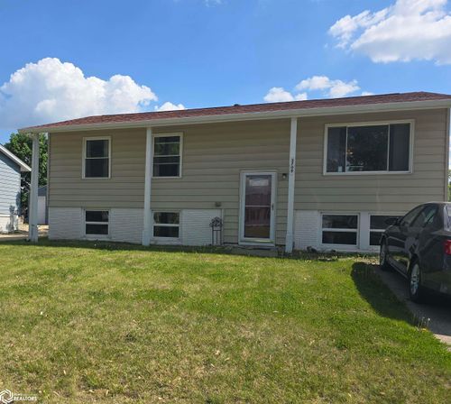 3709 Spruce Wood Dr Ne, Cedar Rapids, IA, 52402-1818 | Card Image