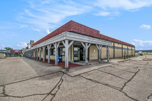 1303 E Market St, Nappanee, IN, 46550-2301 | Card Image