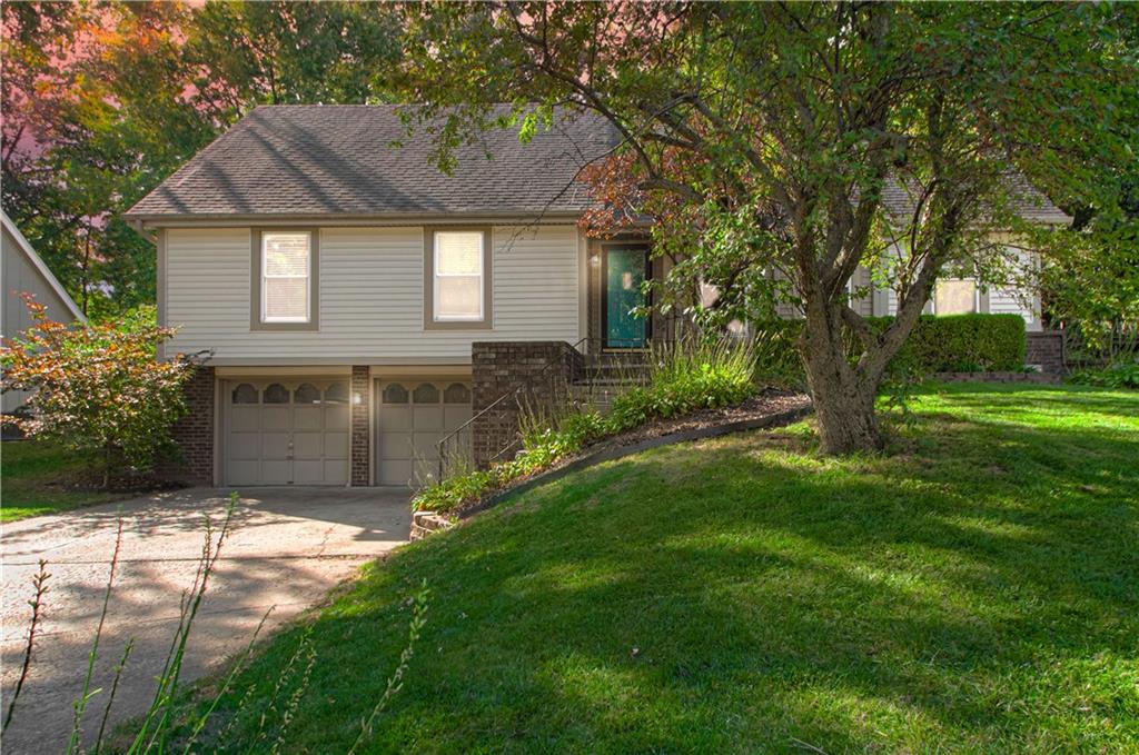 Hampton Woods Dr, Parkville, MO 64152