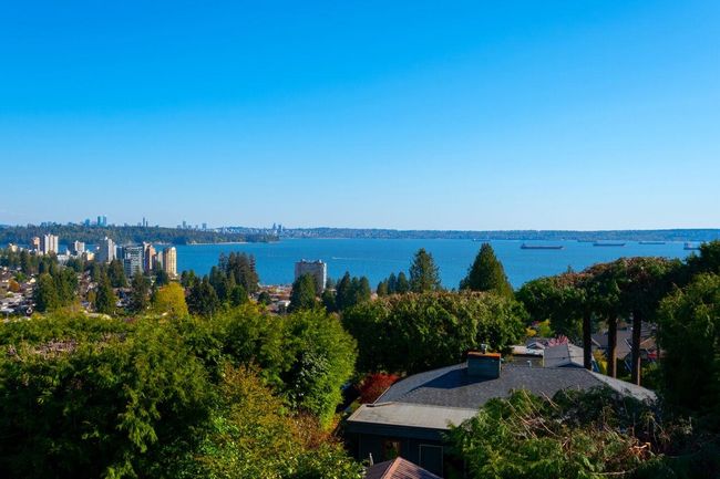 2522 Palmerston Avenue, House other with 5 bedrooms, 2 bathrooms and null parking in West Vancouver BC | Image 7