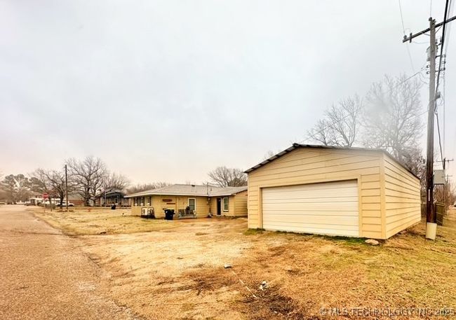 401 Diamond St, House other with 4 bedrooms, 2 bathrooms and null parking in Holdenville OK | Image 5