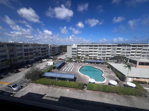 apt-502t-329 Se 3rd St, Hallandale Beach, FL, 33009-1608 | Card Image