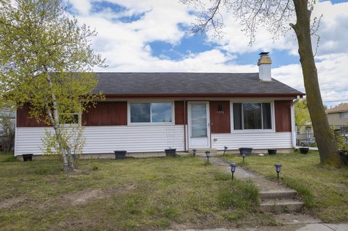 5874 S Marilyn Street, Milwaukee, WI, 53221 | Card Image