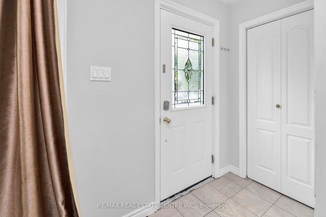 69 Newstead Cres, House attached with 4 bedrooms, 2 bathrooms and 3 parking in Brampton ON | Image 5