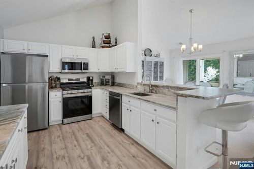 8 Caleb Ct, Hamburg, NJ, 07419-1250 | Card Image