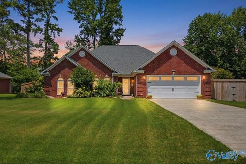 145 Preswick Pl Nw, Huntsville, AL, 35806-4036 | Card Image