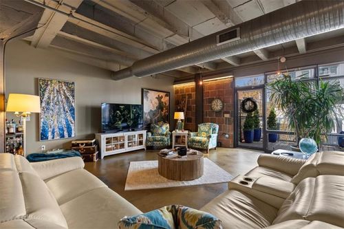 apt-16-2120 Wyandotte St, Kansas City, MO, 64108-2316 | Card Image