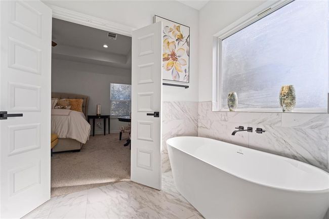 9023 Comal St, House other with 3 bedrooms, 3 bathrooms and 1 parking in Houston TX | Image 7