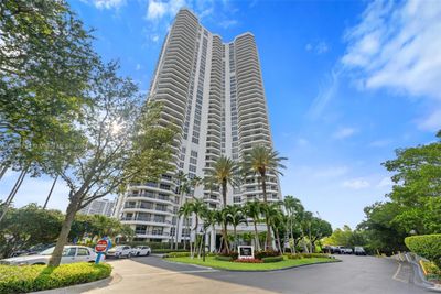 305 - 3500 Mystic Pointe Dr, Condo with 2 bedrooms, 2 bathrooms and null parking in Aventura FL | Image 3