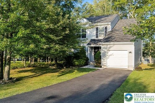 223 Kensington Dr, Bushkill, PA, 18324-8134 | Card Image