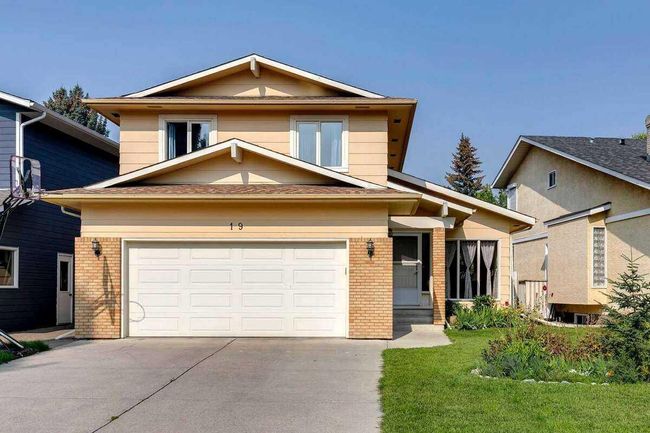 19 Sunhaven Way Se, Home with 5 bedrooms, 3 bathrooms and 4 parking in Calgary AB | Image 1