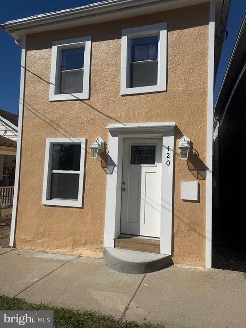 420 W Washington St, CHARLES TOWN, WV, 25414-1734 | Card Image