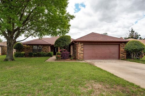 8966 Hialeah Cir S, North Richland Hills, TX, 76182-3226 | Card Image