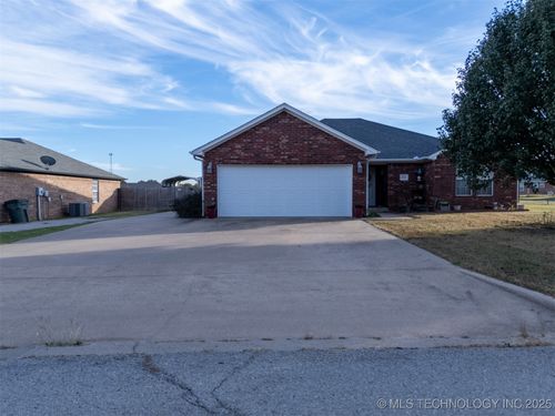 213 Laurel St, Lone Grove, OK, 73443-6179 | Card Image