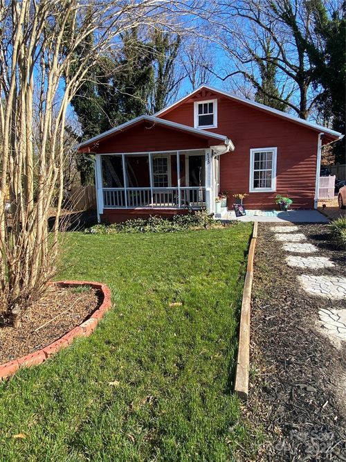 525 Park Dr, Statesville, NC, 28677-4934 | Card Image