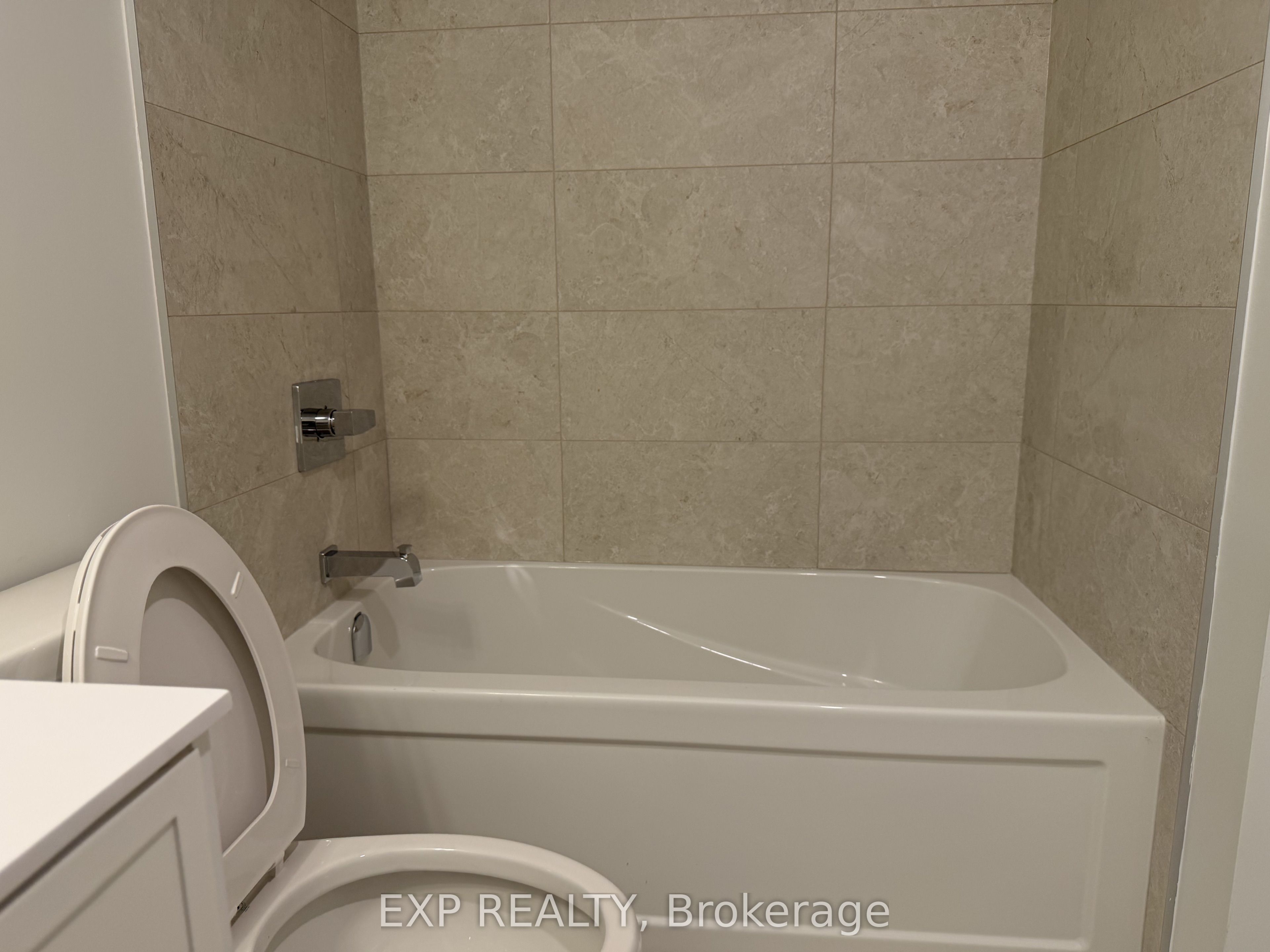 Residential Lease in Toronto E04 3