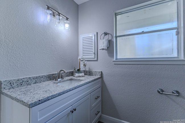 10215 Rafter O Trl, House other with 5 bedrooms, 2 bathrooms and null parking in Helotes TX | Image 16