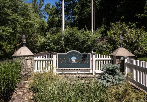 40 Trailhead Ln, Tarrytown, NY, 10591-5048 | Card Image