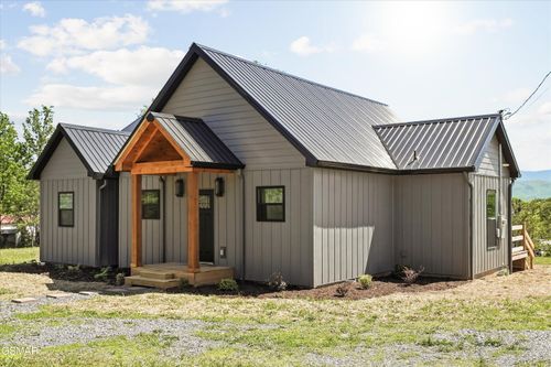 141 Robert E Lee Dr, Newport, TN, 37821-6712 | Card Image