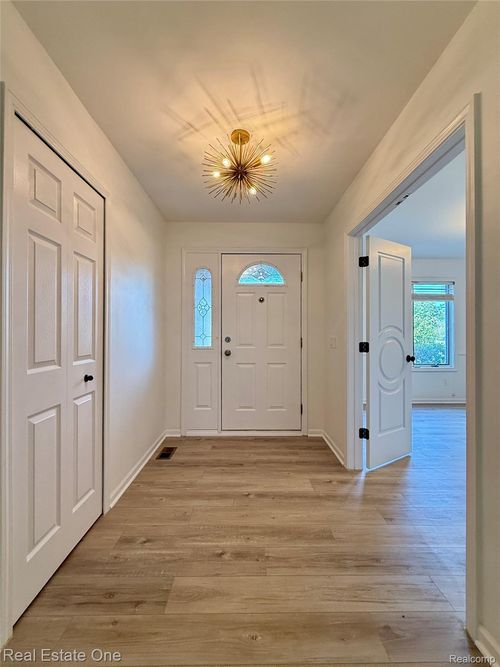 194 Long Lake Rd, Troy, MI, 48085-5523 | Card Image