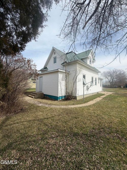 402 1st St Nw, Crosby, ND, 58730-3079 | Card Image