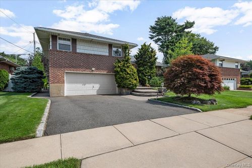 38 Birchwood Park Dr, Syosset, NY, 11791-6419 | Card Image