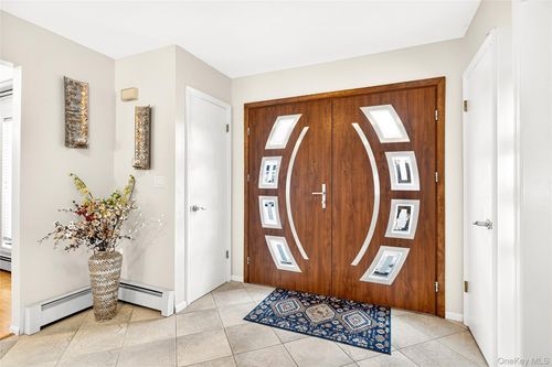 8 Lynch Ct, Garnerville, NY, 10923-1347 | Card Image