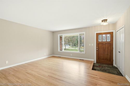 108 Menasha Trl, Lake Orion, MI, 48362-1224 | Card Image