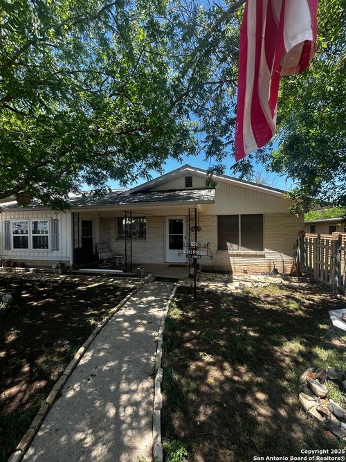 1304 Ridge Dr, Kerrville, TX, 78028-2720 | Card Image