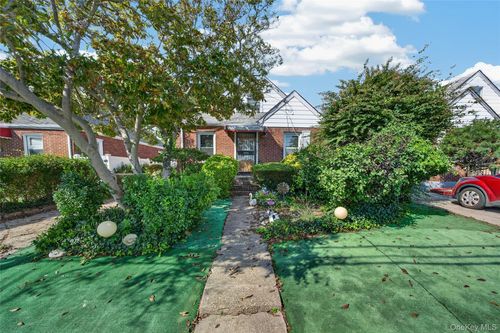 31 Circle Dr W, Elmont, NY, 11003-2134 | Card Image