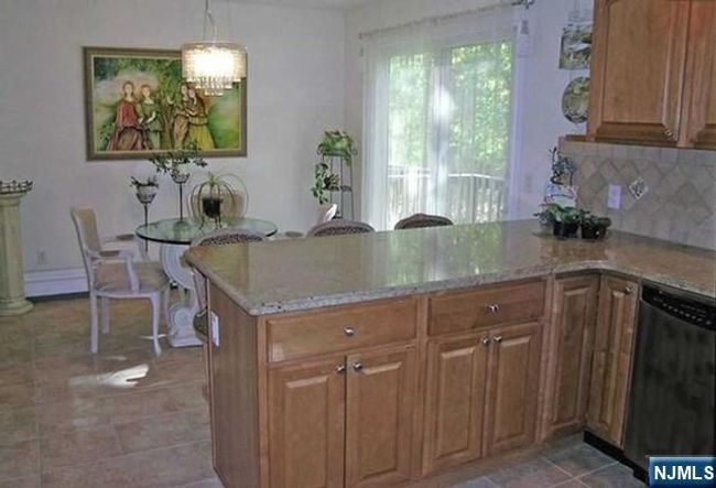 20 Skymark Ct, House attached with 3 bedrooms, 4 bathrooms and null parking in Upper Saddle River NJ | Image 4