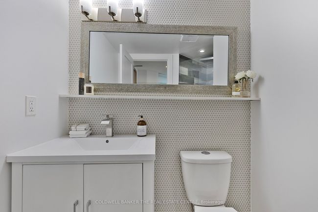 2002 - 99 Harbour Sq, Condo with 2 bedrooms, 2 bathrooms and 1 parking in Toronto ON | Image 11